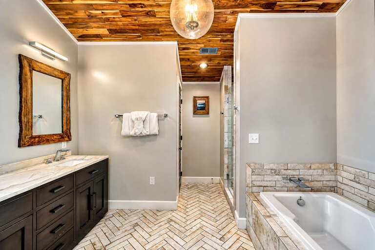 17_main_house_master_bathroom_01