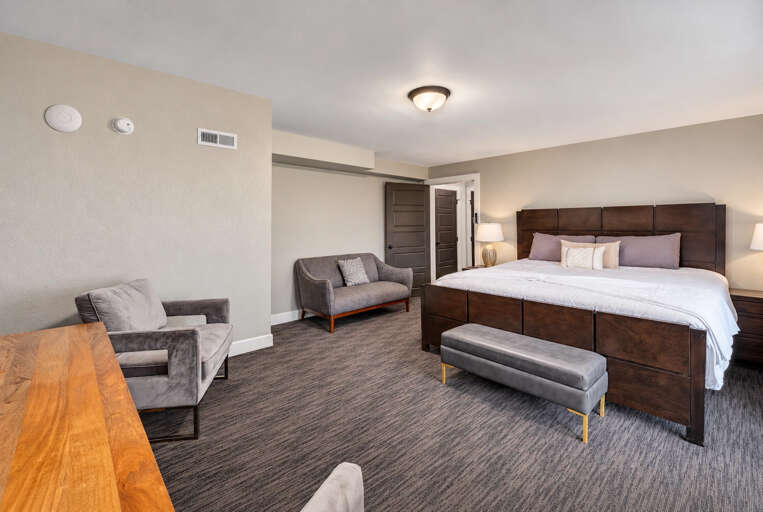 21_main_house_king_bedroom_02