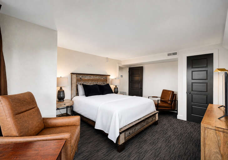 26_main_house_queen_02_bedroom_02