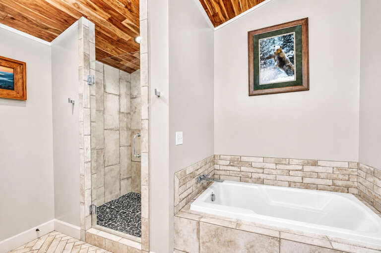 18_main_house_master_bathroom_02