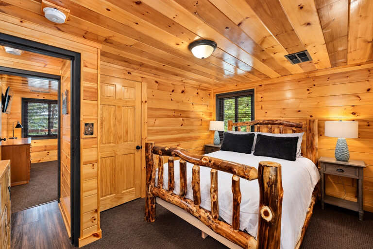 48_five_br_queen_02_bedroom_01