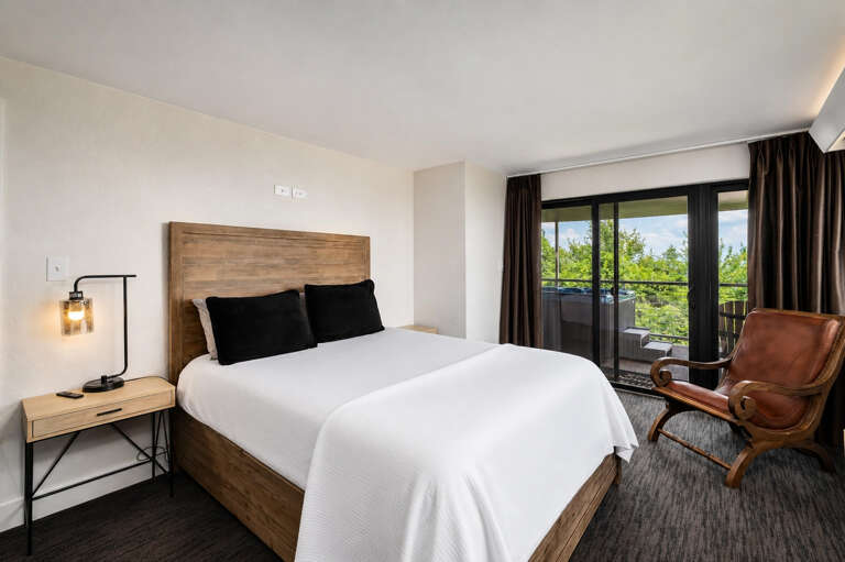 24_main_house_queen_01_bedroom_02