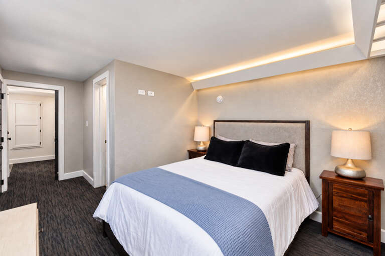27_main_house_queen_03_bedroom_01