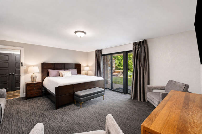 20_main_house_king_bedroom_01