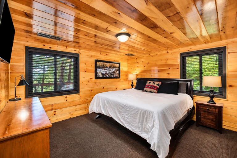 44_five_br_king_bedroom_01