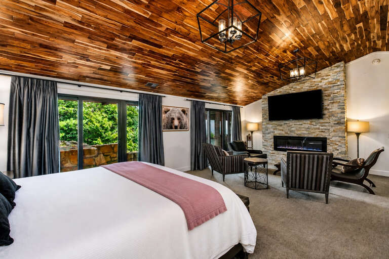 14_main_house_master_bedroom_02