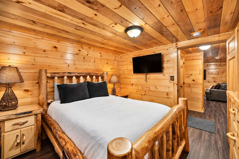 47_five_br_queen_01_bedroom_02