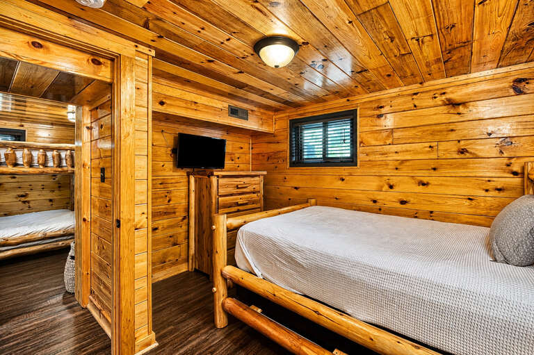 50_five_br_queen_03_bedroom