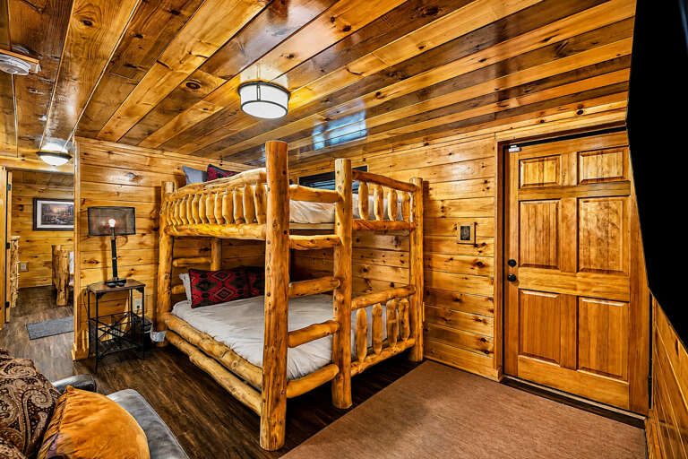 51_five_br_queen_bunk_room_01