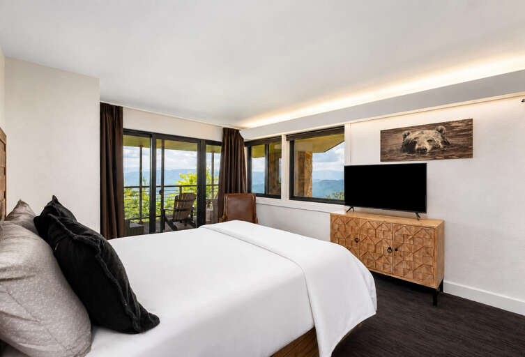 23_main_house_queen_01_bedroom_01