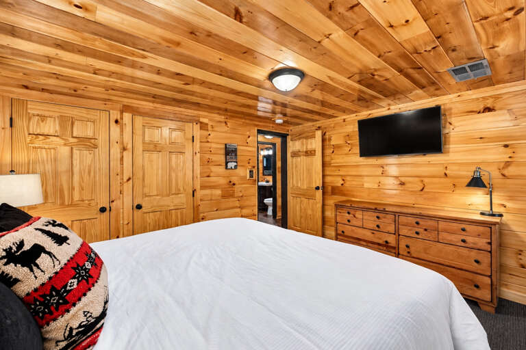 45_five_br_king_bedroom_02