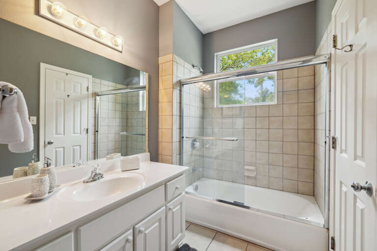 9-2nd-Floor-Queen-Guest-En-Suite-Shower-Tub-Combo