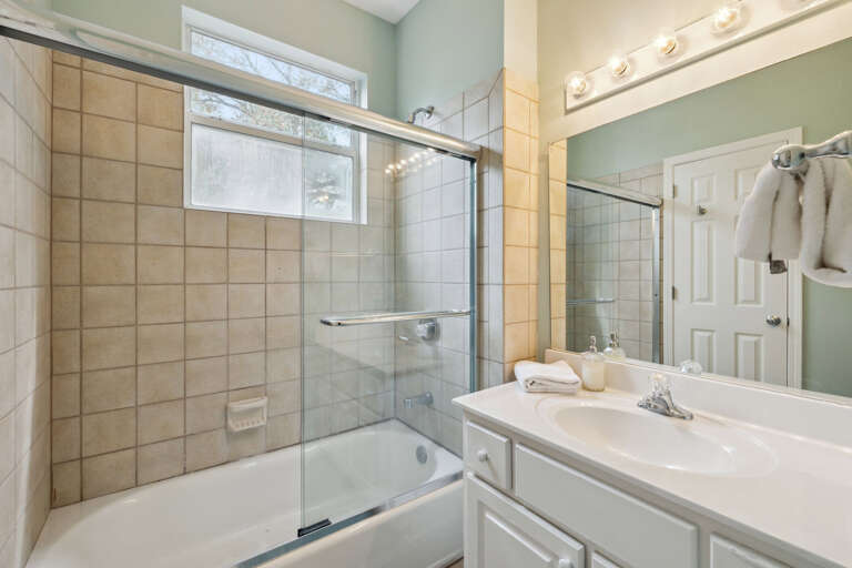 16-2nd-Floor-Queen-Guest-En-Suite-Shower-Tub-Combo