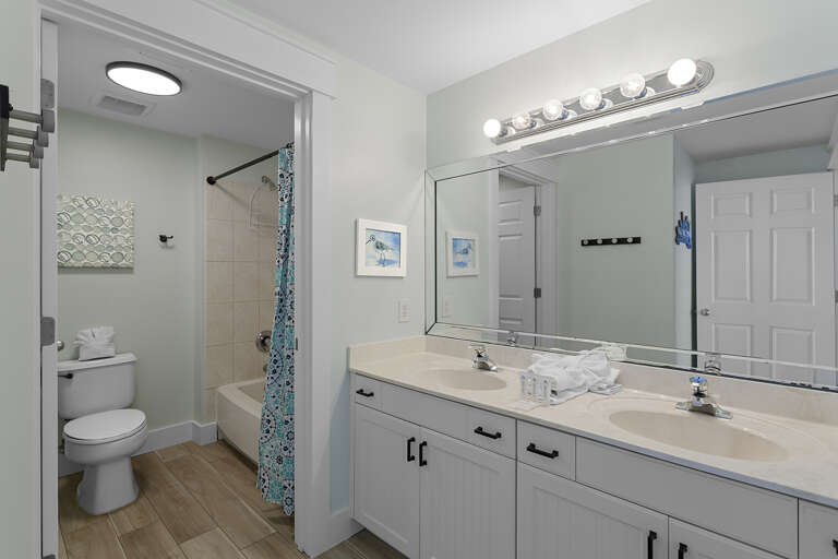 24-Majestic-Sun-1004A-Primary-Bathroom