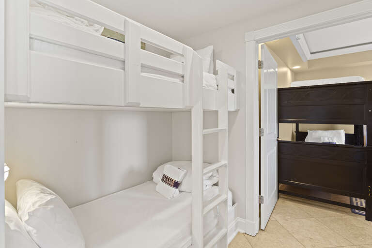 24-Majestic-Sun-Penthouse-1203B-Bunk-Nook