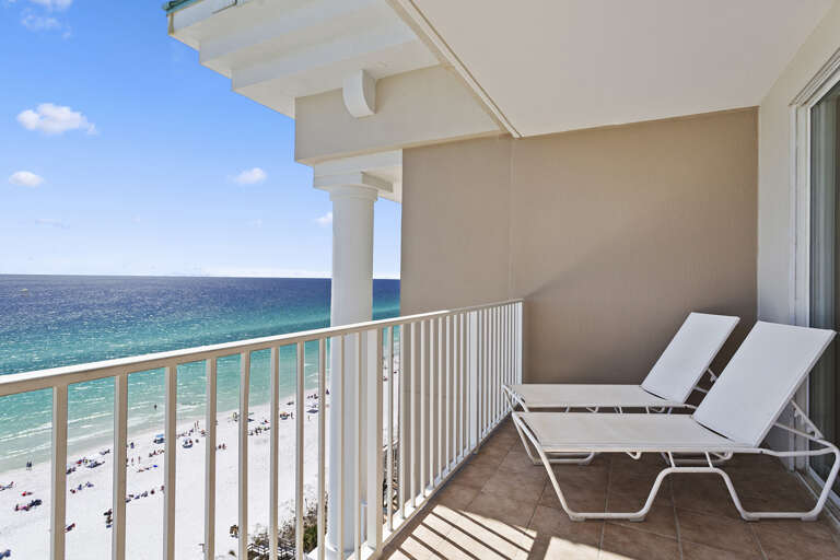 24-Majestic-Sun-Penthouse-1203B-Lounge