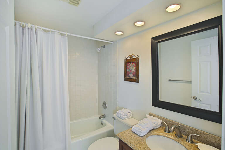 20-Surfside-1407-Guest-Bath