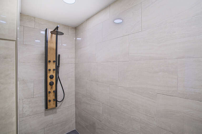 21-Ariel-Dunes-I-1302-Master-Shower