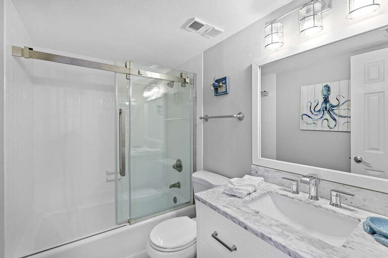 Emerald Towers 1104 Guest Bathroom