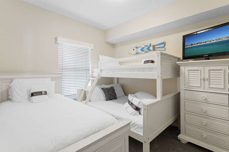 23-Majestic-Sun-602B-Guest-Bedroom