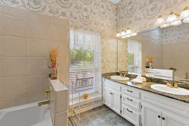 23-Chateau-Louise-Primary-Bathroom