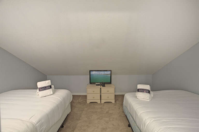 21-Crystal-Sands-307B-Bedroom-2