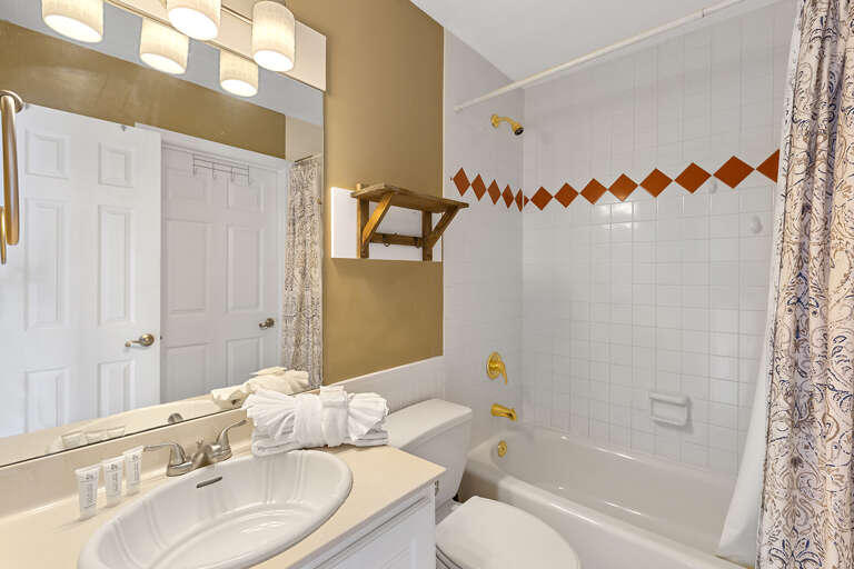 23-Panorama-Guest-Bath-2