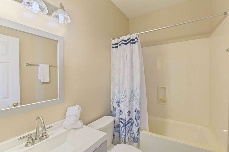 20-Lemon-Fish-Bathroom-2