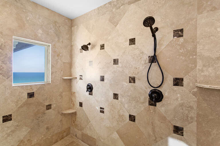 Villa Vittoria Master Bathroom Alt