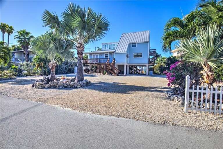 Large lot w/lots of parking