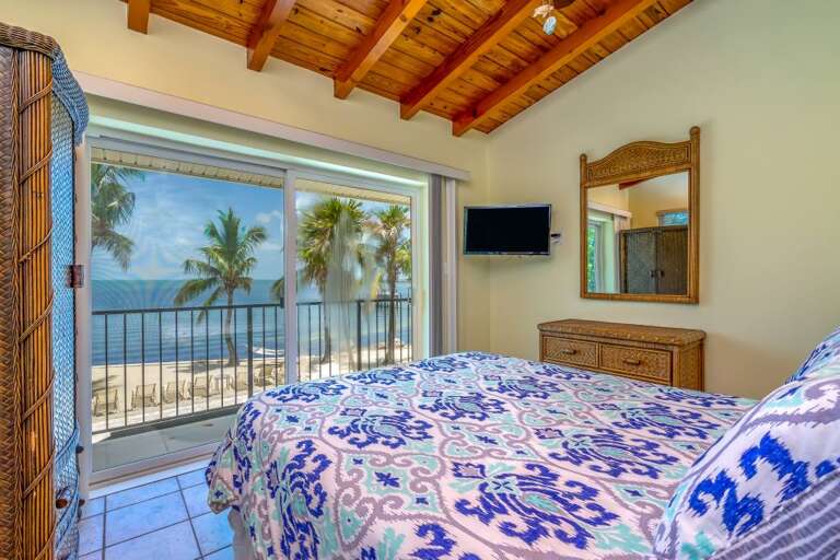 Queen bedroom up views