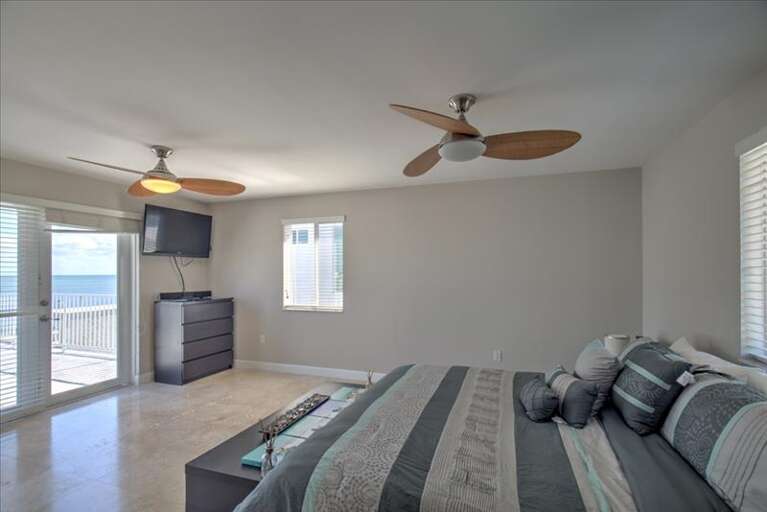 Master bedroom Master bedroom