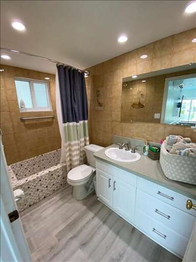 Beach Room Downstairs Bath