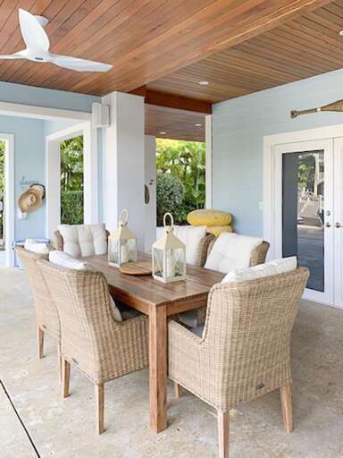 Outdoor dinning area Outdoor dinning area