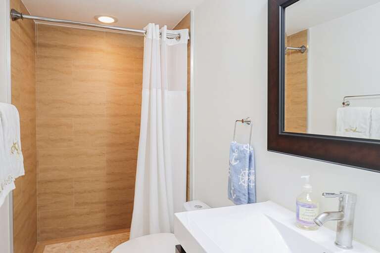 Main Bathroom Main Bathroom