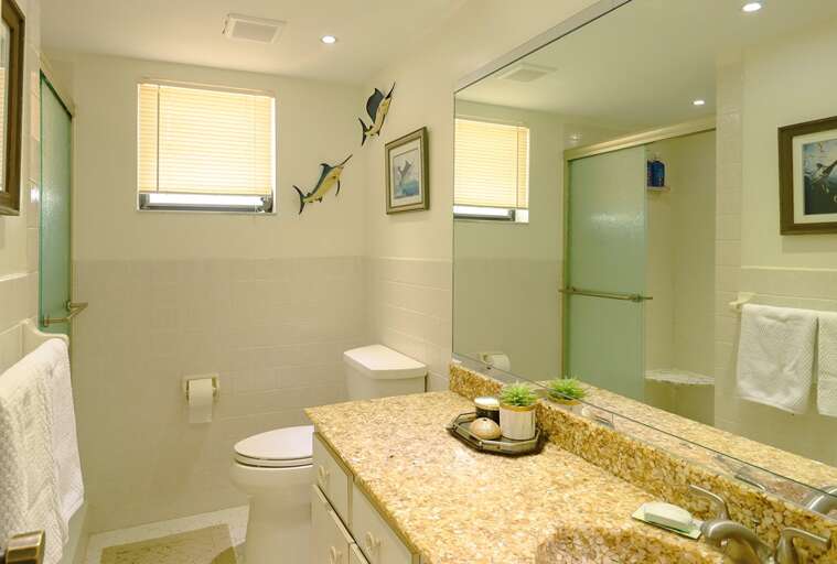 Upstairs Full Bathroom