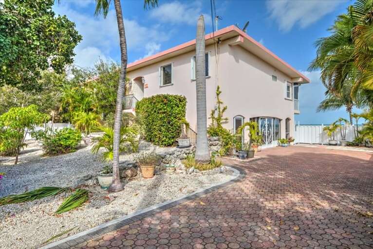 Lots of parking on each side