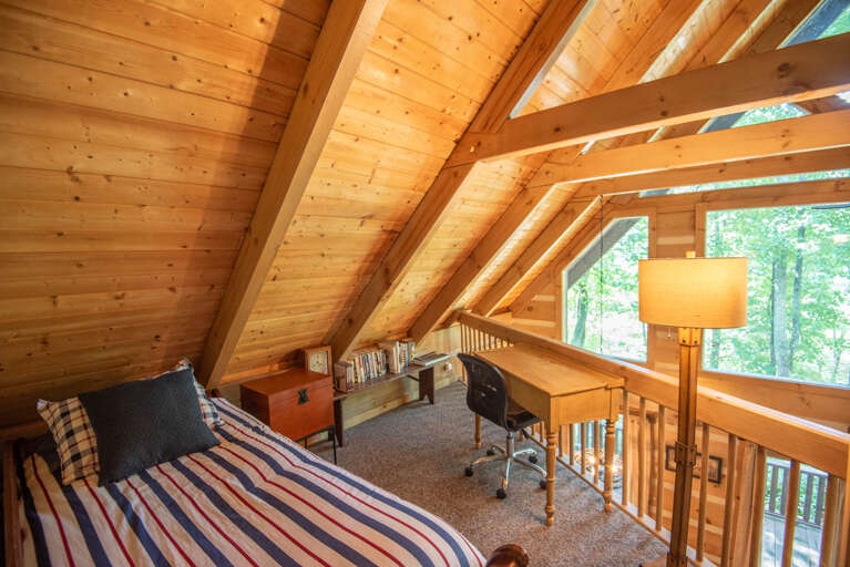 Twin bed in upstairs loft for overflow sleeping...