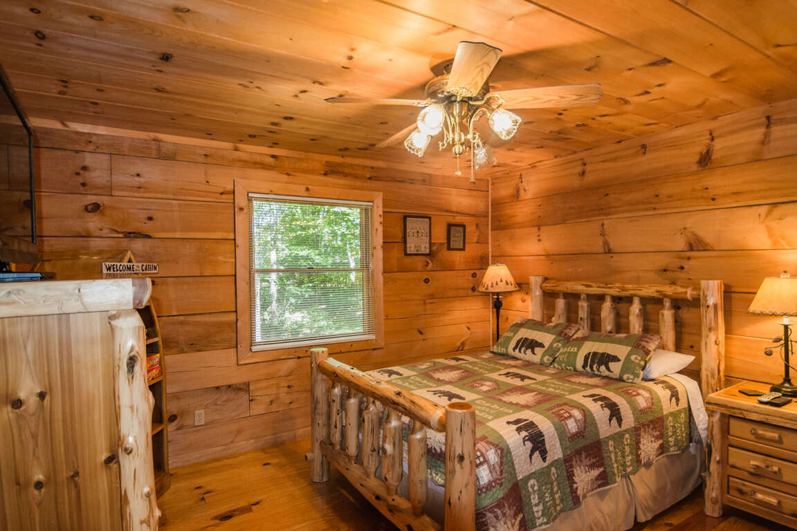 Bear's Den Log Cabin Fleetwood, NC 2 Bedrooms 6