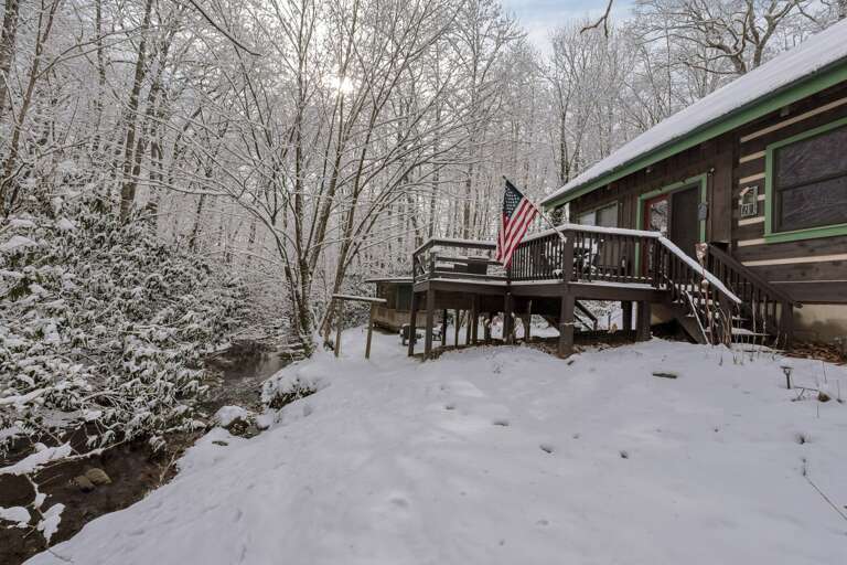 Creekside Escape Log Cabin - West Jefferson