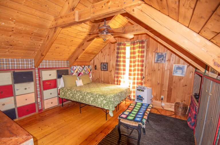 Queen Bed in loft bedroom with Skybest TV...