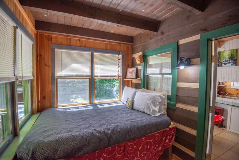 Queen Bed in the nook (small but usable space...