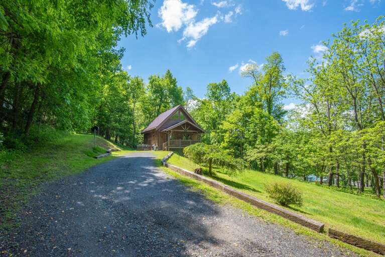Downtown Cabin, so close to downtown West Jefferson you can almost walk!
