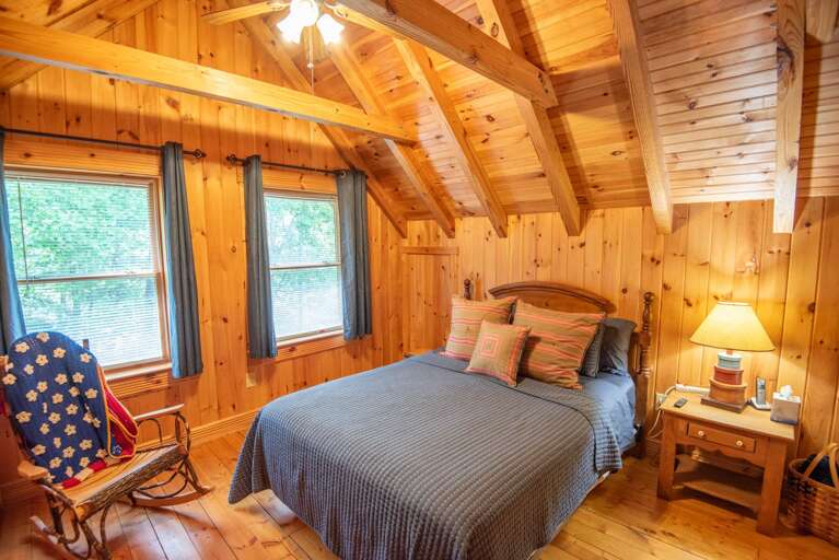 Queen bedroom in the loft...