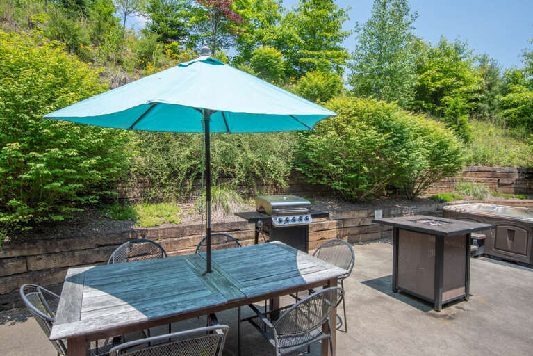 Al fresco dining with gas grill (propane provided)...