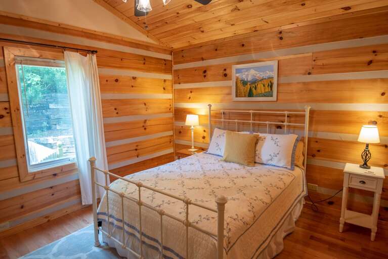 Another queen bedroom