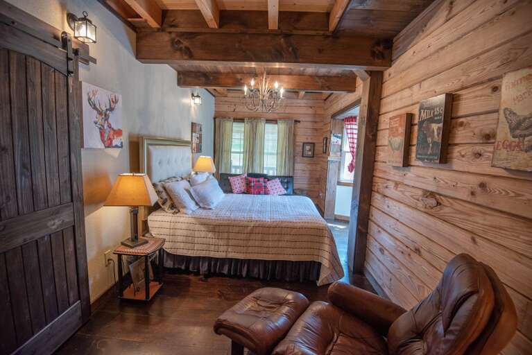 Queen bedroom with futon...