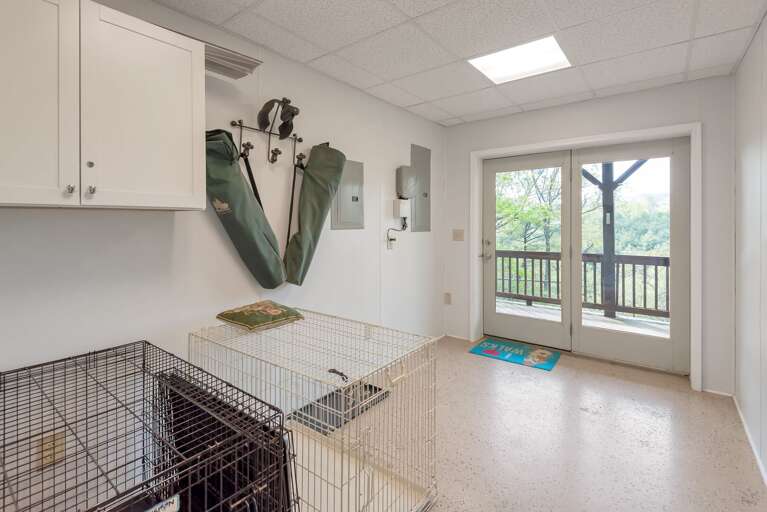 Kennel room... Kennel room...