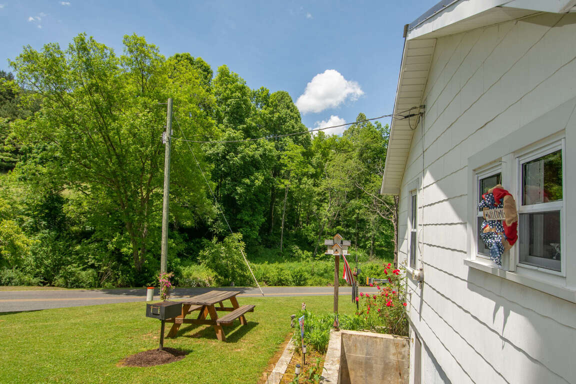 New River Farmhouse Laurel Springs, NC 3 Bedrooms 6