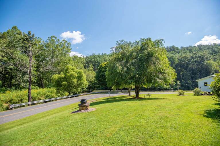 Only steps to the New River...